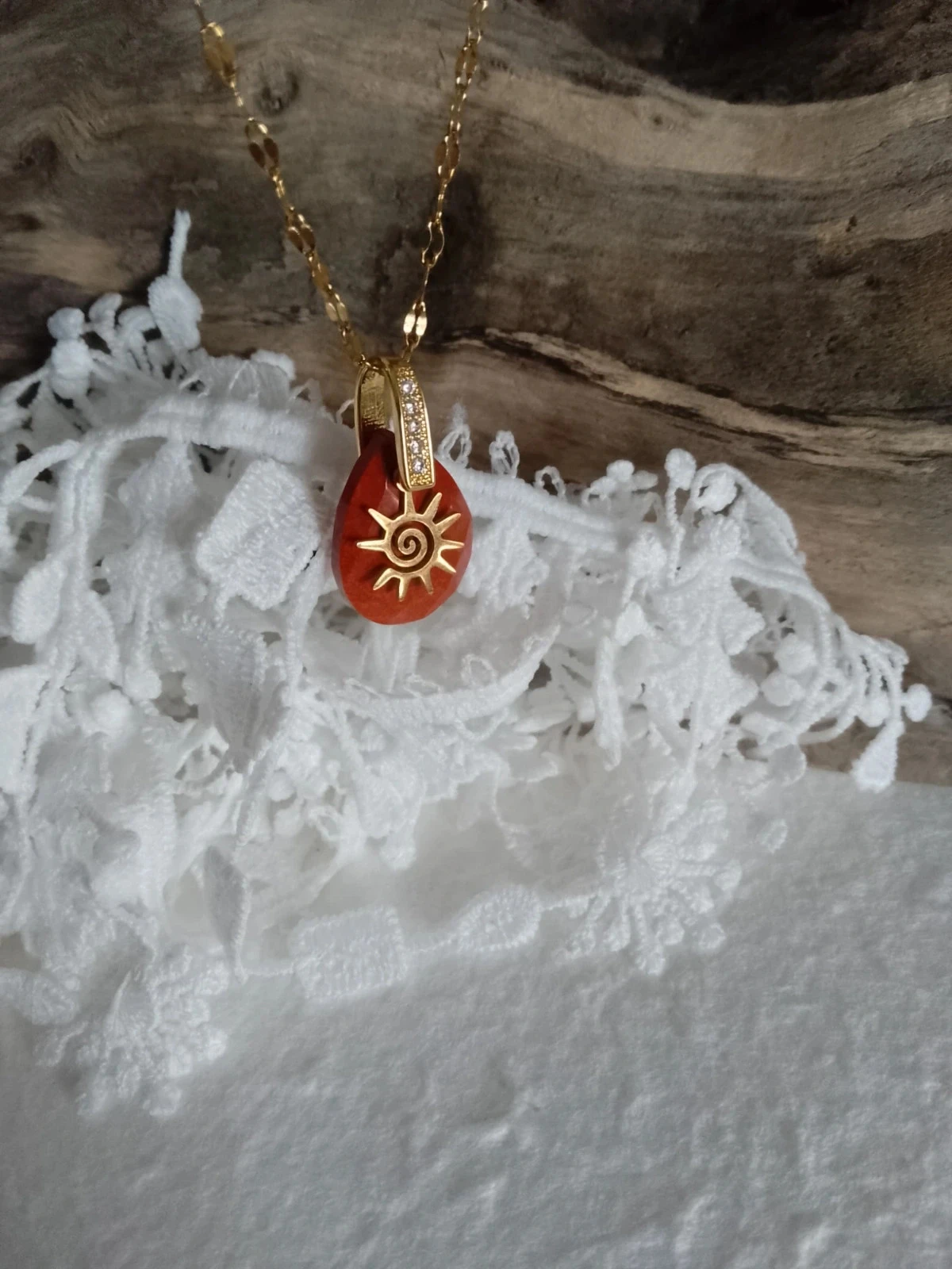 Collier pierre de jaspe rouge et soleil doré